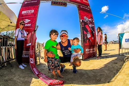 Felipe Moletta comemora a vitória ao lado dos filhos na linha de chegada / Foto: Foco Radical